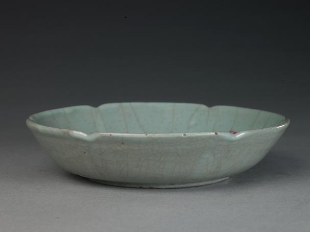 官窑粉青釉刻御题诗文葵口盘