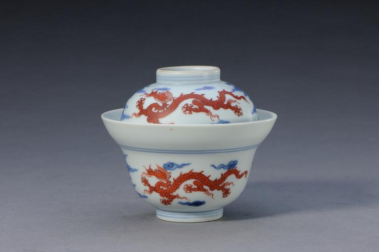 成化款青花红彩龙纹盖碗
