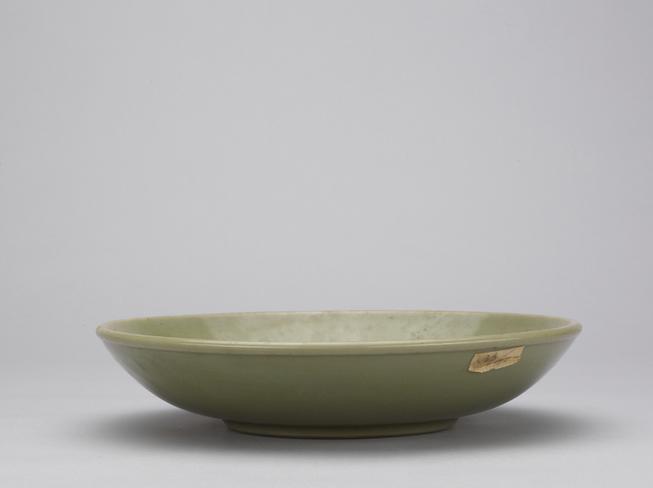 龙泉窑青釉刻划朵花纹盘