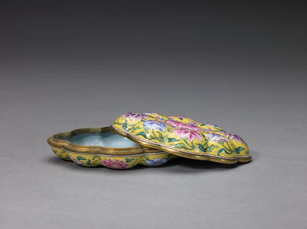 乾隆款画珐琅缠枝莲纹菊瓣式盒