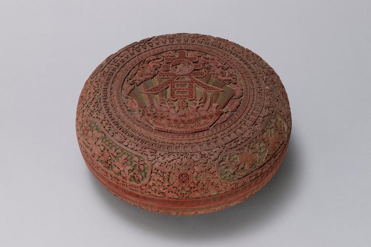 剔红寿春图开光花果纹圆盒