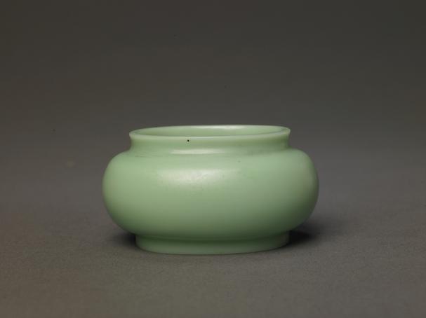 乾隆款浅绿色玻璃椭圆水丞