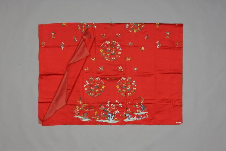 红色缎绣八团花卉纹袍料