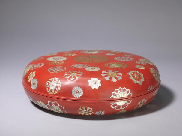 红漆嵌螺钿团花纹攒盒