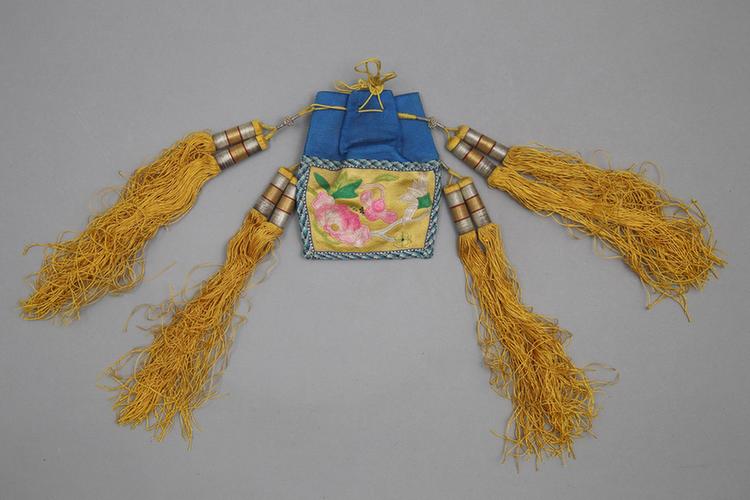 黄色缎钉绫绣玉堂富贵纹活计-荷包