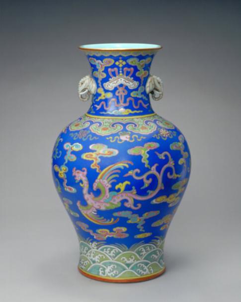 乾隆款蓝地粉彩云凤纹象耳瓶