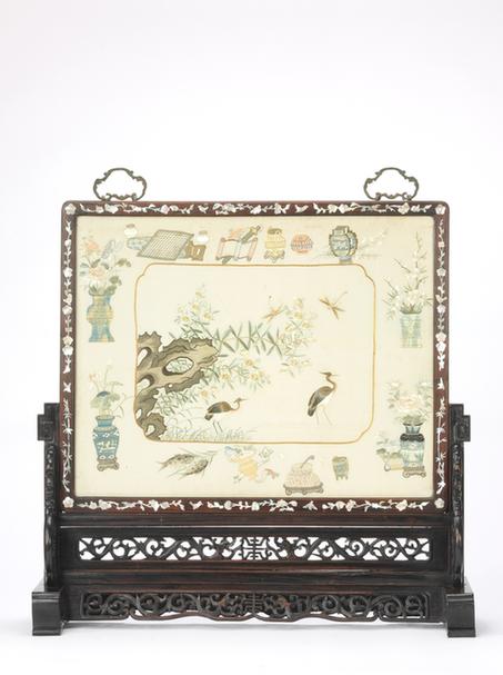 木边硬木嵌螺钿绣花纹插屏