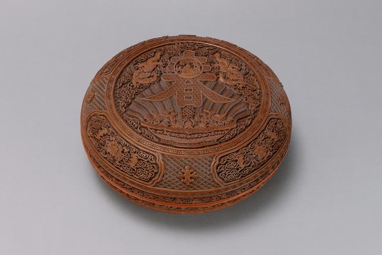 乾隆款剔黄寿春图圆盒