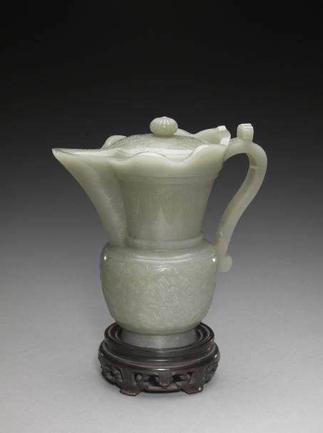 乾隆御题青玉蕉叶缠枝莲纹僧帽式带盖壶