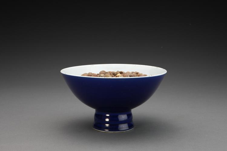 雍正款祭蓝釉高足碗