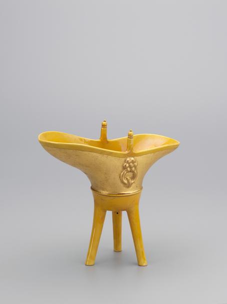 乾隆款黄釉涂金爵