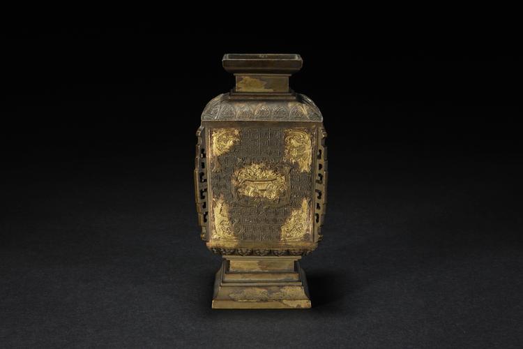 乾隆款铜出戟方瓶