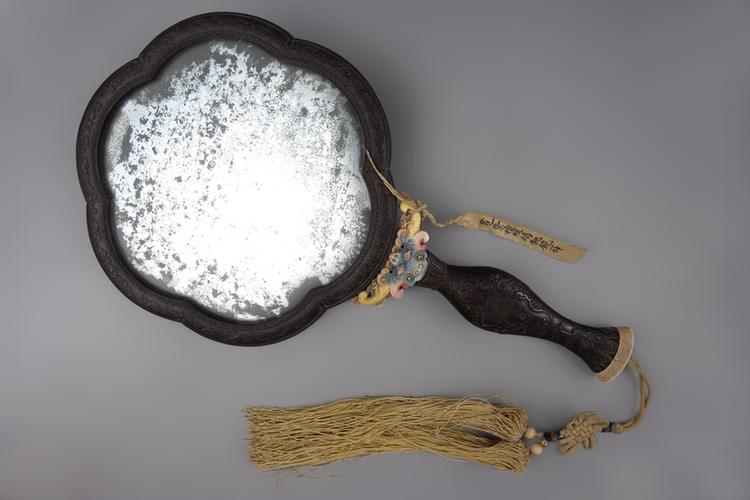 紫檀边嵌牙骨海棠式木柄把镜