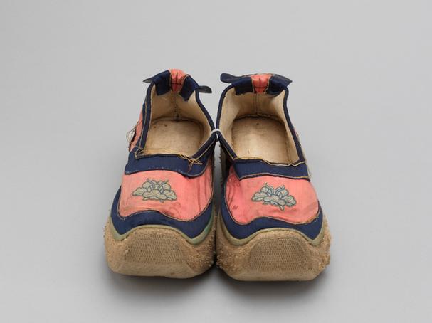 粉色缎缉线绣莲花纹皂鞋