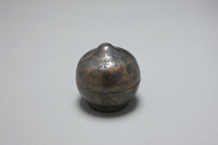 银蝠纹“岁岁平安”字桃式盒