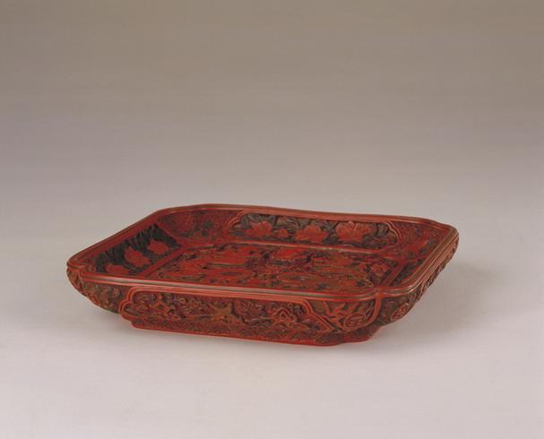 剔彩花卉双龙捧寿纹方形委角盘