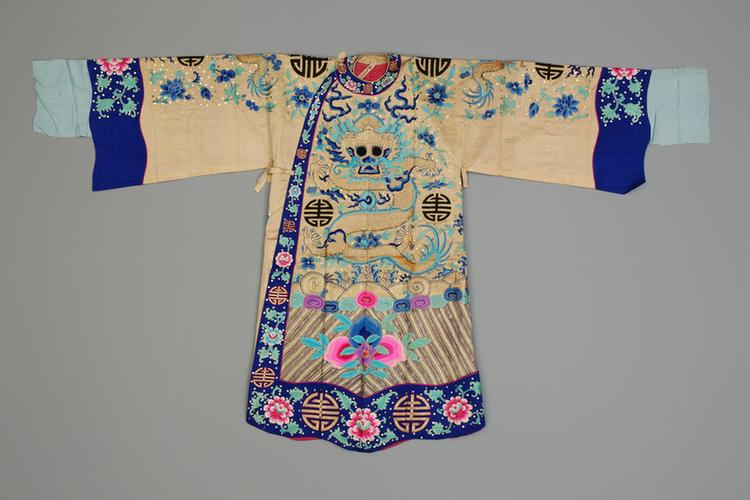 米色缎绣彩云蝠金龙团寿字纹钉广片镶蓝缎边男蟒