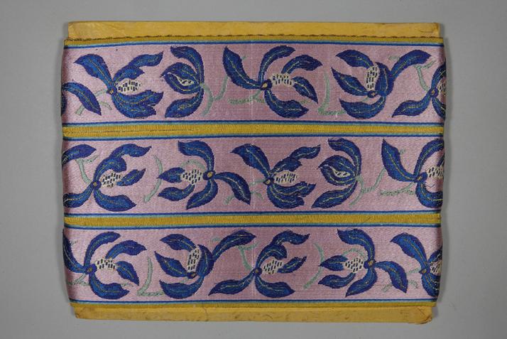 雪灰色缎地织金三蓝朵兰纹绦