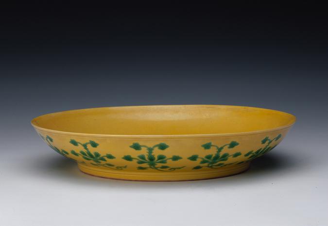 嘉庆款黄地绿彩朵花纹盘