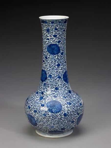 宣德款青花缠枝莲纹直颈瓶