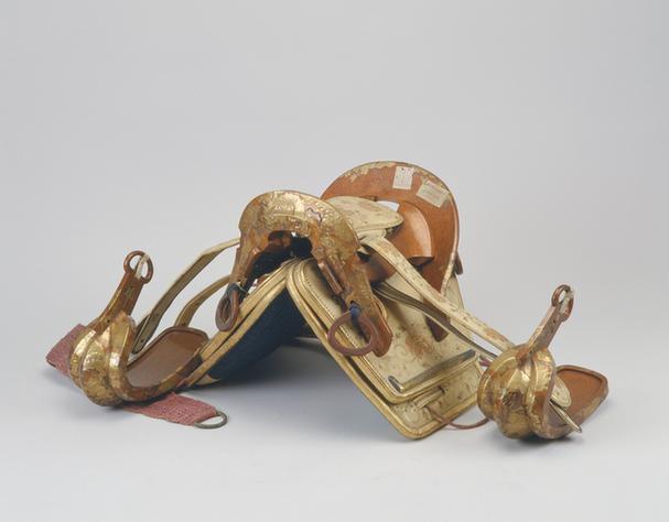 木金漆花纹马鞍