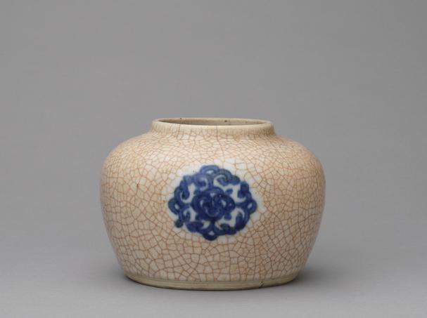 玉堂佳器款哥釉青花团花纹罐