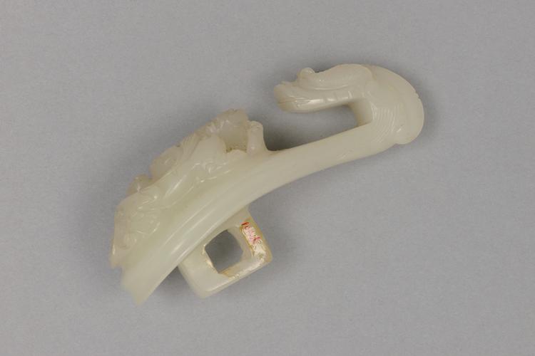 白玉浮雕蟠螭纹龙首带钩