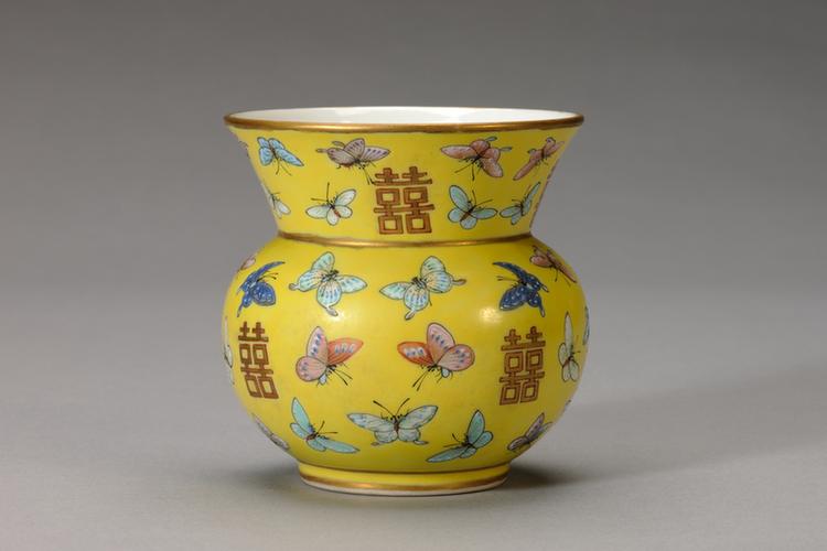 同治款黄地粉彩喜字蝴蝶纹渣斗