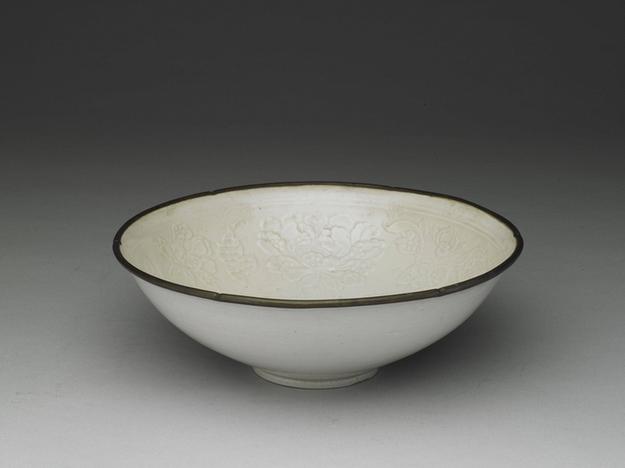 牙白印花牡丹螭文葵瓣口碗