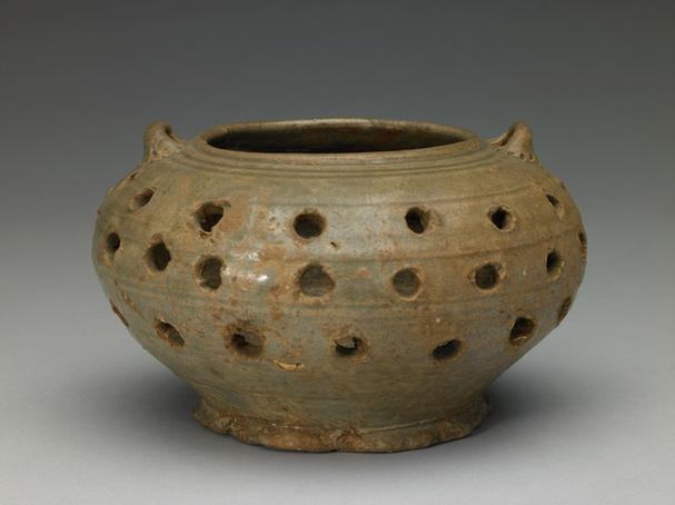 越窑青釉镂孔双系罐