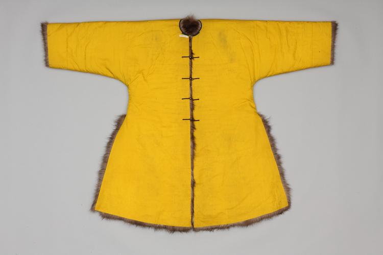 明黄色团龙纹暗花江绸玄狐皮端罩