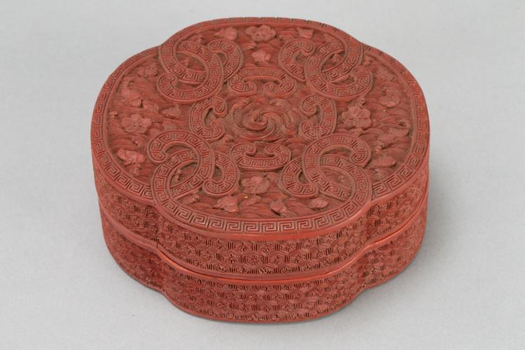 乾隆款剔红落花流水纹如意式盒