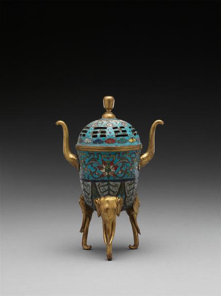 掐丝珐琅勾莲纹象耳象足盖炉