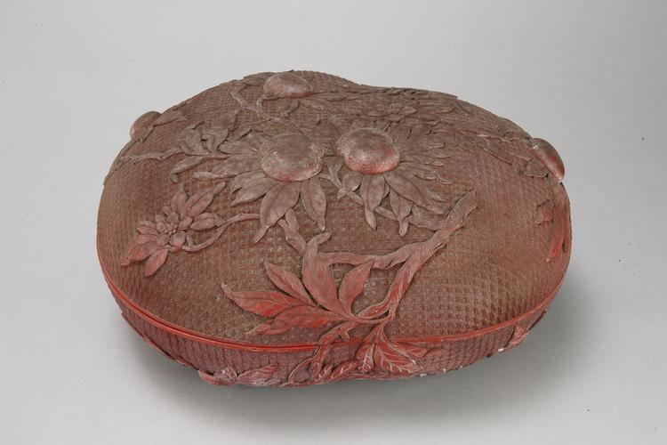 剔红桃实纹桃式盒