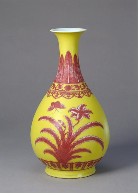 乾隆款黄地釉里红蕉叶纹玉壶春瓶