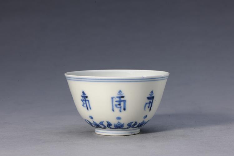 成化款青花梵文杯