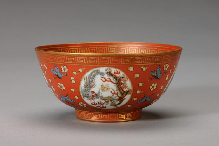 长春同庆款红地粉彩描金“喜”字开光龙凤纹碗