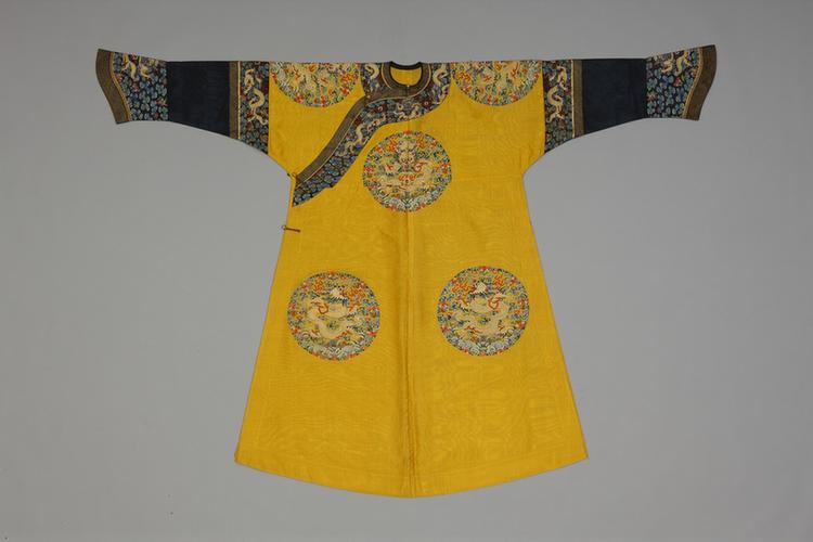 明黄色纳纱八团彩云蝠金龙纹女单龙袍