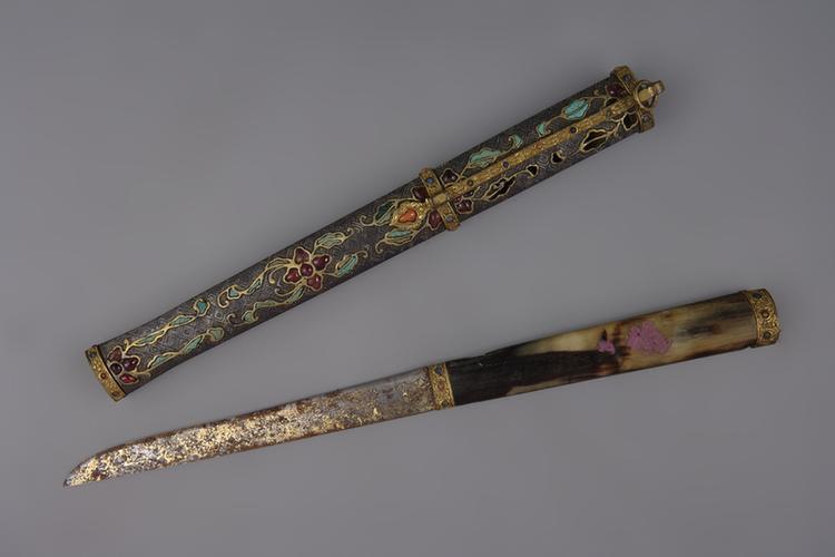 乌银嵌松石牛角柄鞘刀