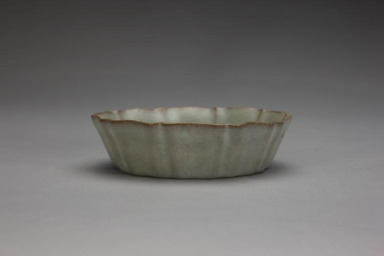 哥窑青釉菱花式洗