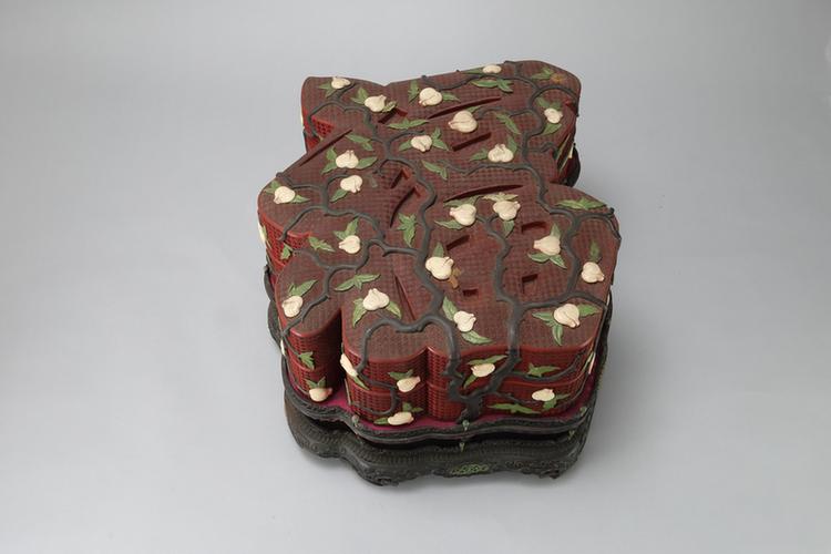 剔红锦纹嵌牙骨桃实纹福字形盒