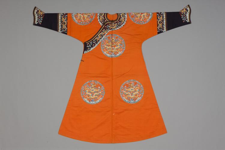 杏黄色绸绣八团彩云金龙纹女单龙袍