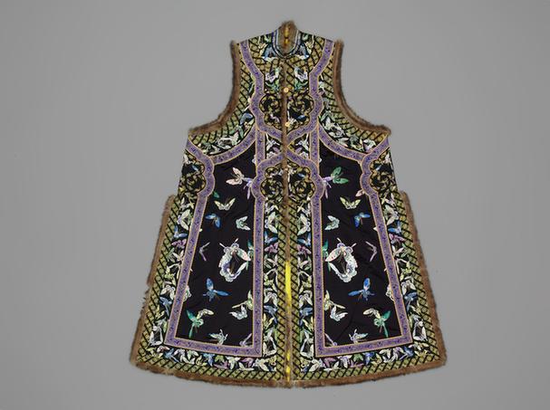 石青色缎绣百蝶纹镶貂皮边大坎肩