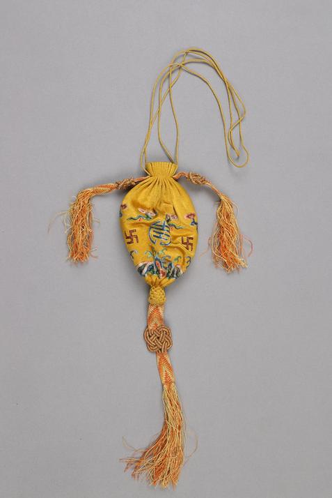 黄色缎绣万寿纹袋式荷包