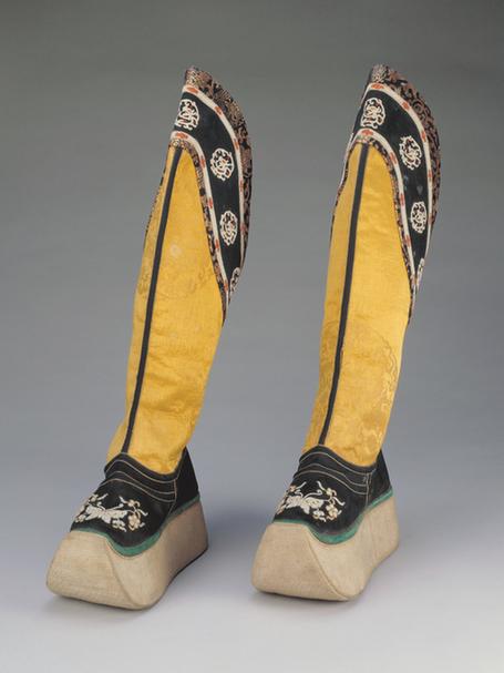 明黄色缎缉米珠皂靴