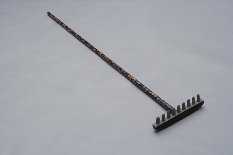 木黑漆彩画云蝠纹杆九齿钉耙