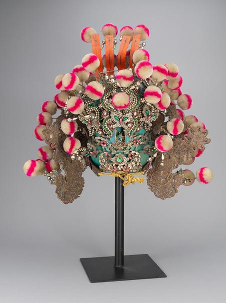 绿色缎串玻璃片龙花蝶纹带白粉红绒球扎巾盔