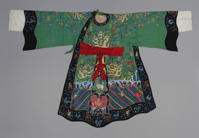 绿色缎绣彩云蝠金十团龙长寿字纹太监蟒