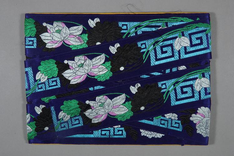 品蓝色缎地淡彩荷花牡丹回纹绦