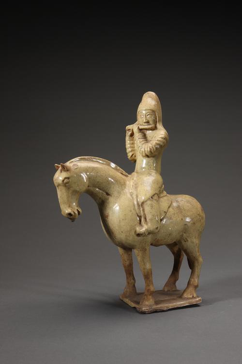 陶黄釉骑马吹笛俑